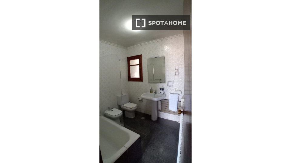 Double room Alicante, 5 beds, 140m² — photo 17