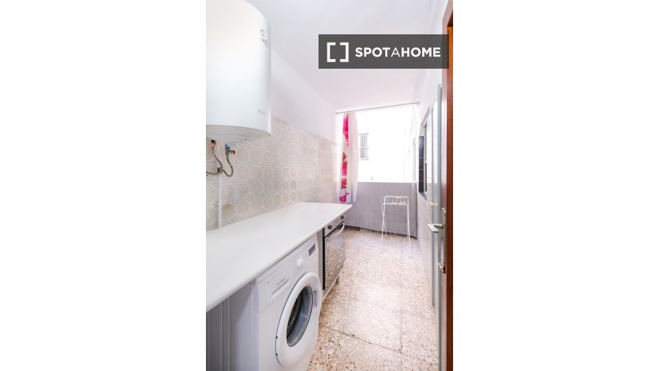 Double room Alicante, 5 beds, 95m² — photo 1