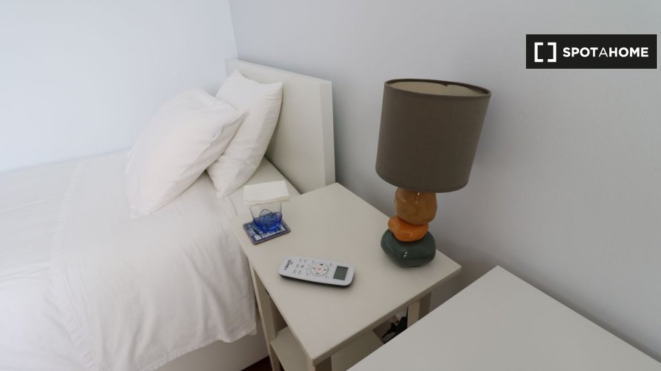 Double room Lisbon, 3 beds, 69m² — photo 4