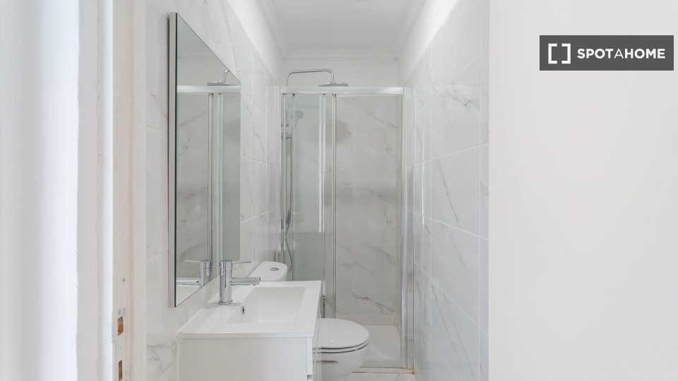 Double room Lisbon, 5 beds — photo 14
