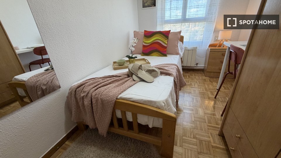 Double room Madrid, 7 beds, 140m² — photo 10