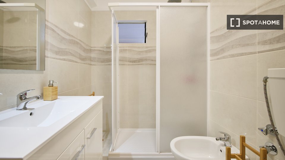 Double room Lisbon, 3 beds — photo 7