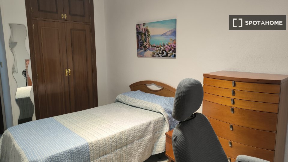 Double room Granada, 3 beds — photo 23