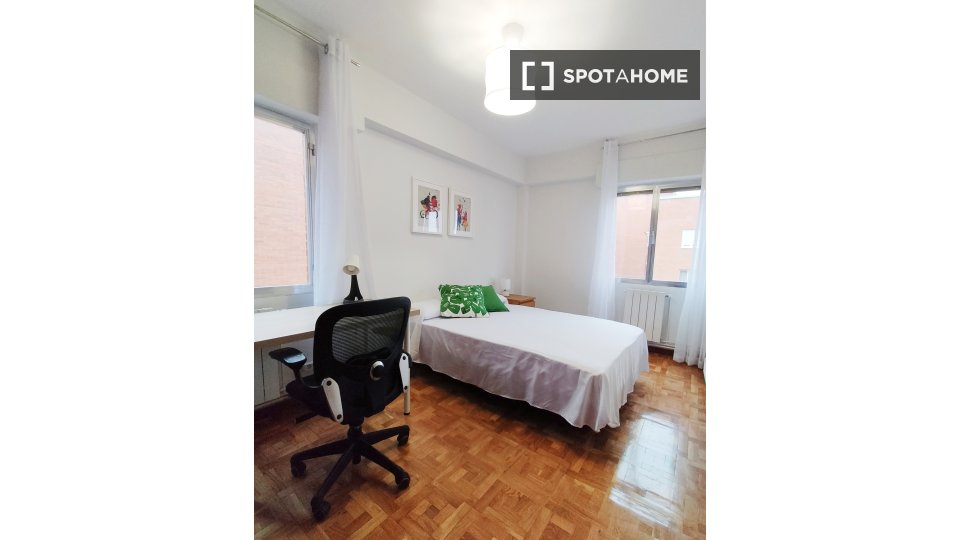 Double room Madrid, 3 beds, 95m² — photo 2