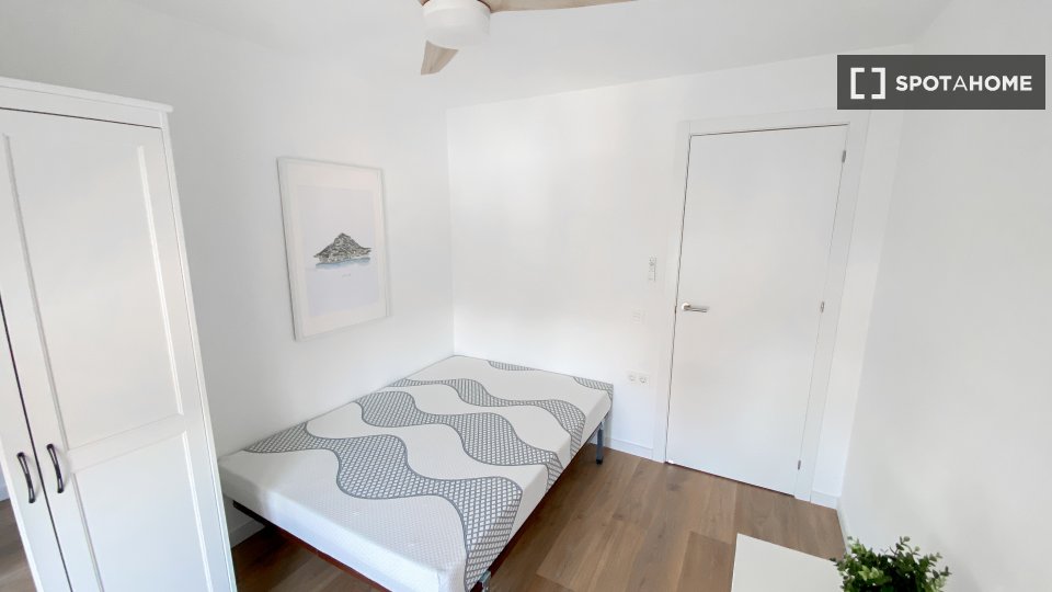 Double room Valencia, 5 beds, 110m² — photo 1