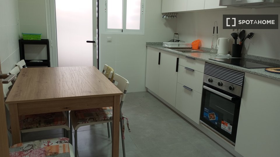 Double room Alicante, 5 beds, 120m² — photo 2