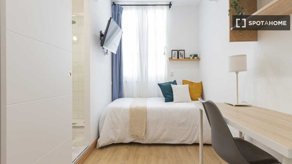 Double room Madrid, 3 beds — photo 69