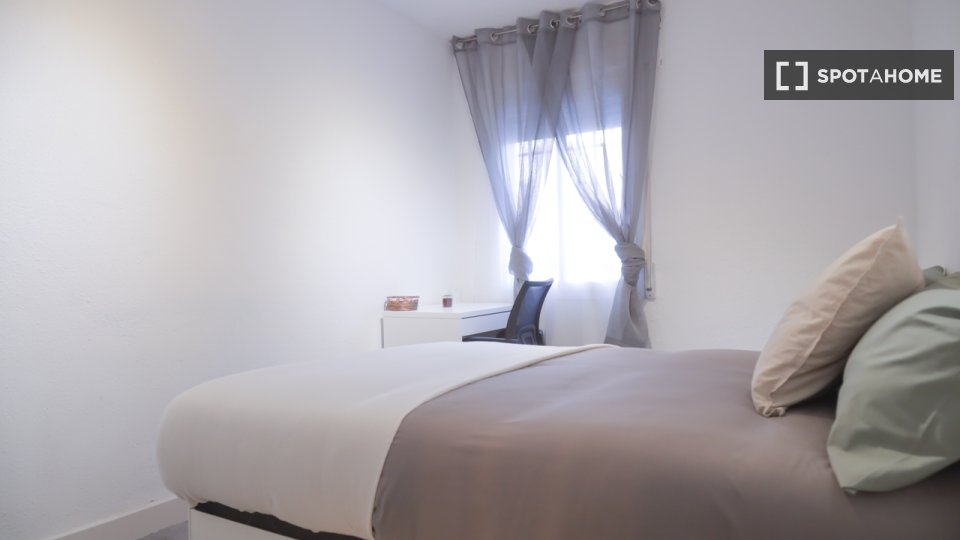 Double room Madrid, 5 beds — photo 12
