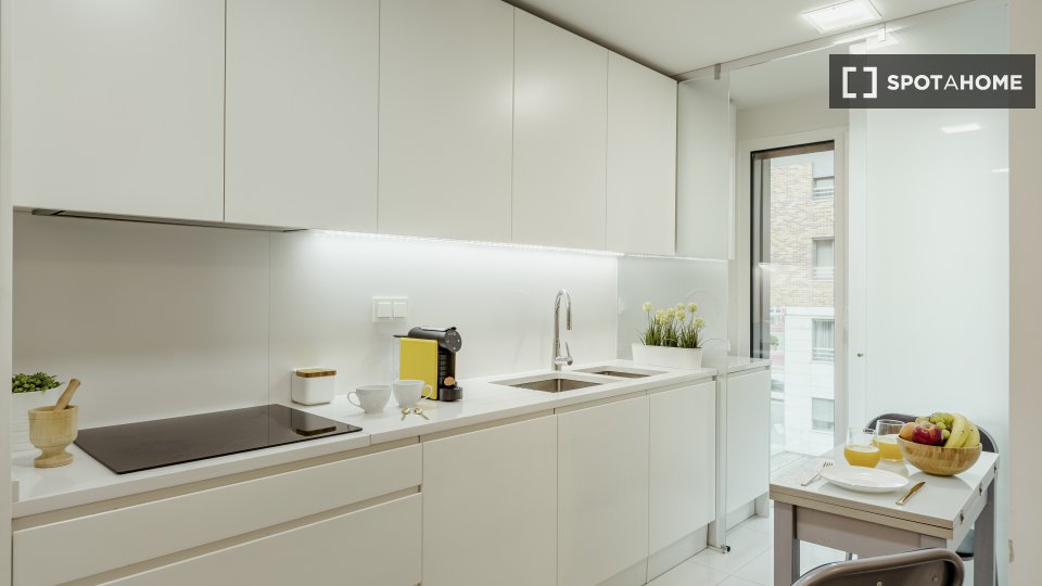 Apartment Lisbon, 3 beds, 133m² — photo 14