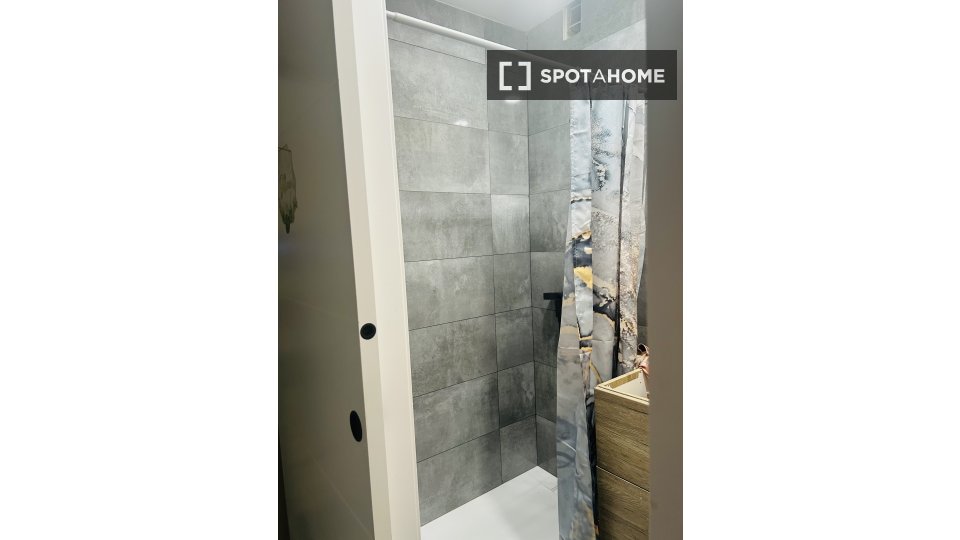 Double room Barcelona, 3 beds, 85m² — photo 13