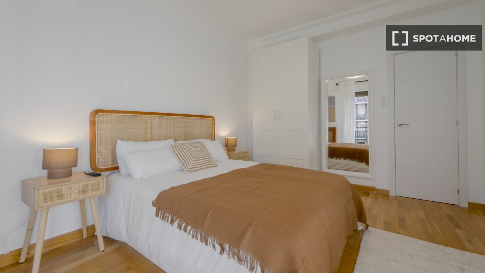Double room Madrid, 5 beds, 145m² — photo 2