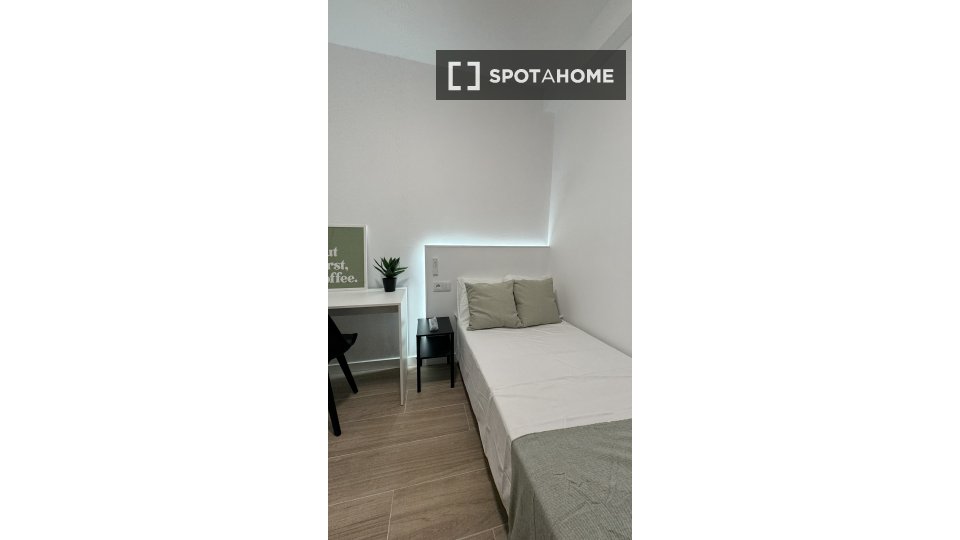 Double room Malaga, 5 beds, 98m² — photo 12