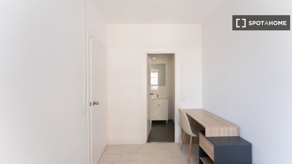 Double room Madrid, 6 beds — photo 8