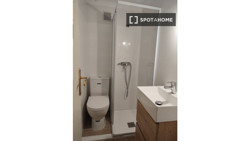 Double room Barcelona, 3 beds, 74m² — photo 6