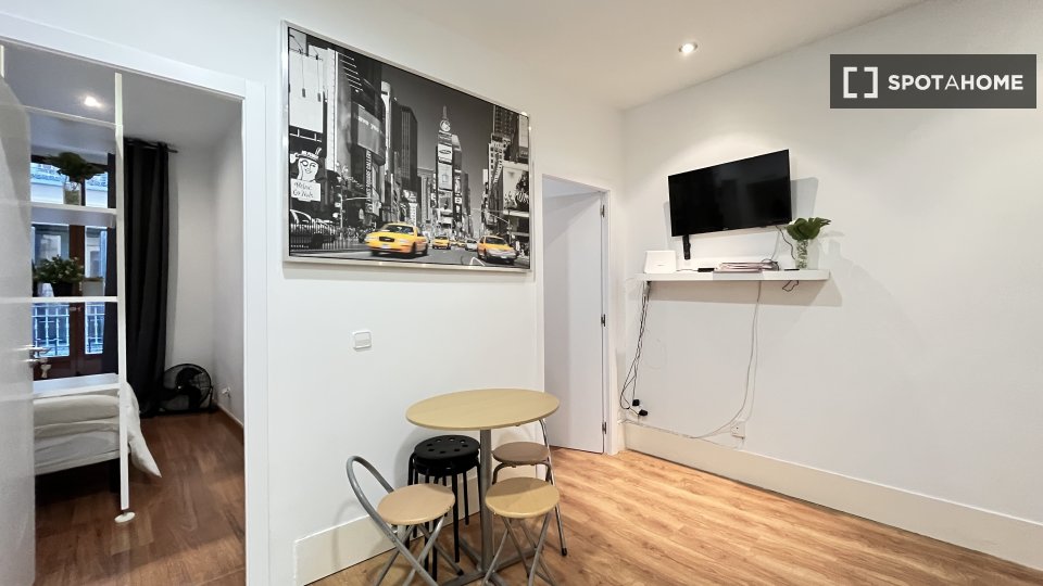 Double room Madrid, 3 beds — photo 21