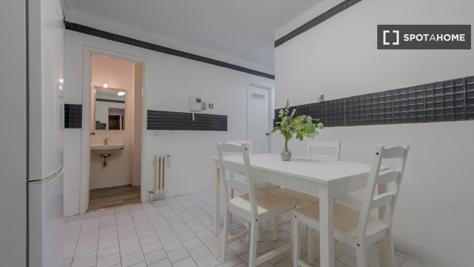 Double room Madrid, 9 beds, 220m² — photo 17