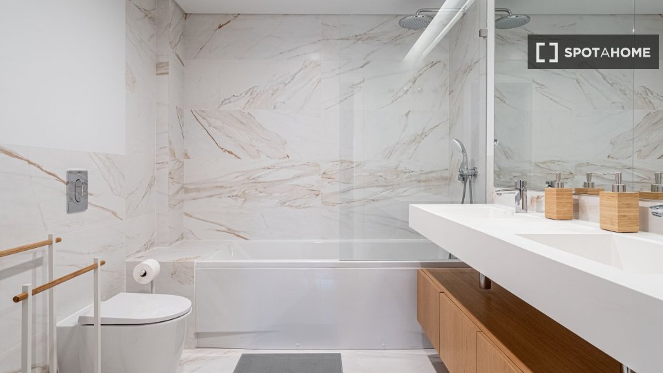 Apartment Lisbon, 3 beds, 142m² — photo 18