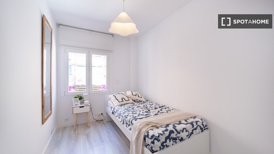 Double room Madrid, 3 beds, 80m² — photo 11