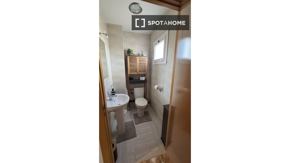 Double room Valencia, 3 beds, 70m² — photo 15