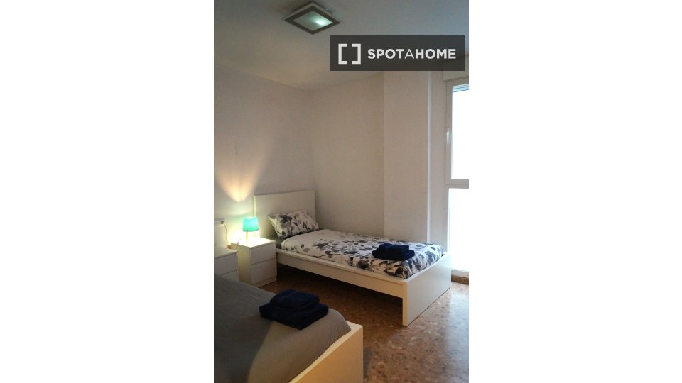 Double room Valencia, 3 beds — photo 13