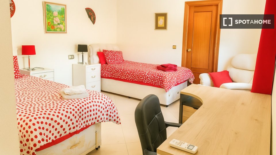 Double room Granada, 3 beds — photo 5
