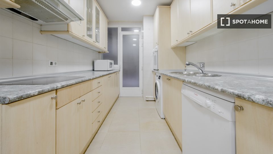 Double room Madrid, 8 beds, 200m² — photo 17