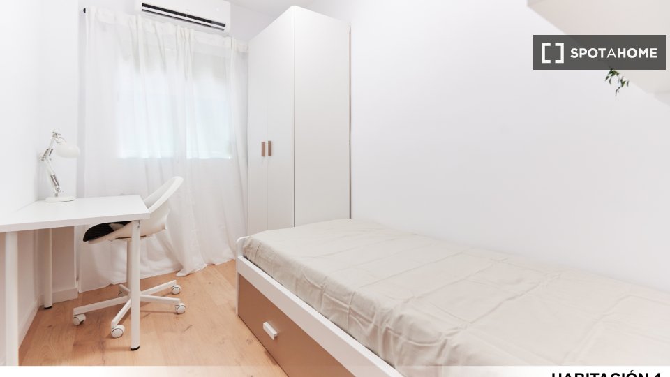 Double room Seville, 3 beds — photo 24
