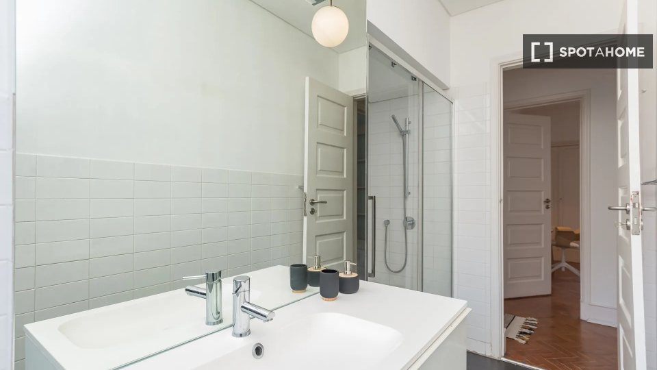 Double room Lisbon, 6 beds — photo 12