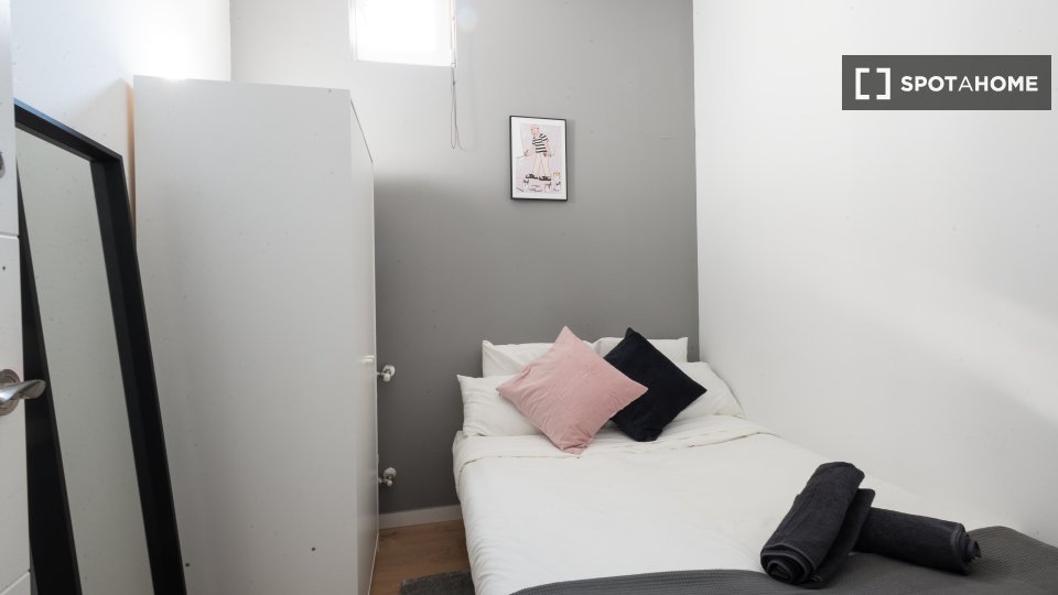 Double room Madrid, 7 beds, 140m² — photo 9