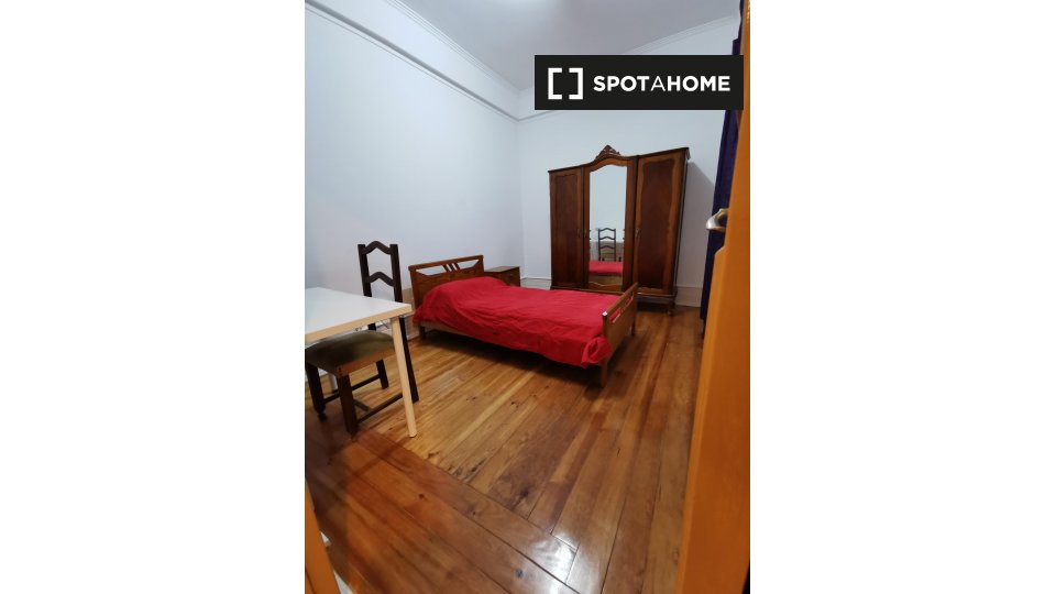 Double room Lisbon, 5 beds — photo 20