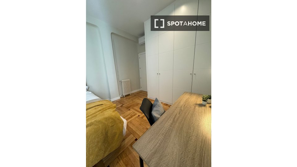 Double room Madrid, 8 beds, 139m² — photo 16