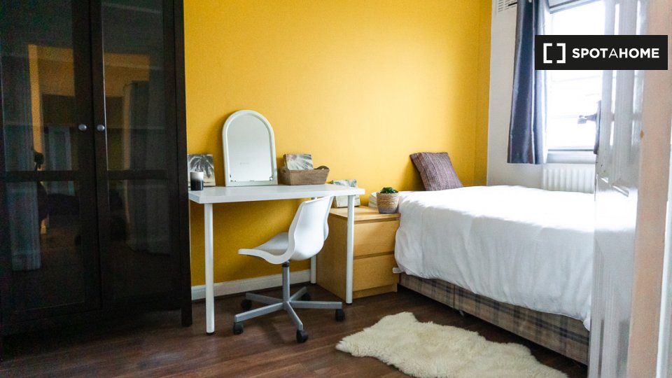 Double room London, 3 beds — photo 18