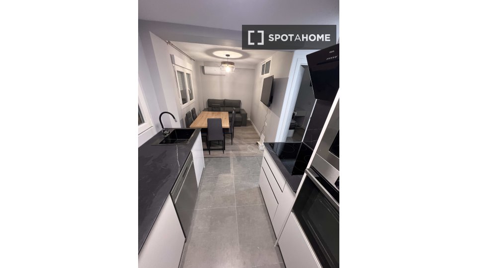 Double room Valencia, 5 beds, 100m² — photo 3