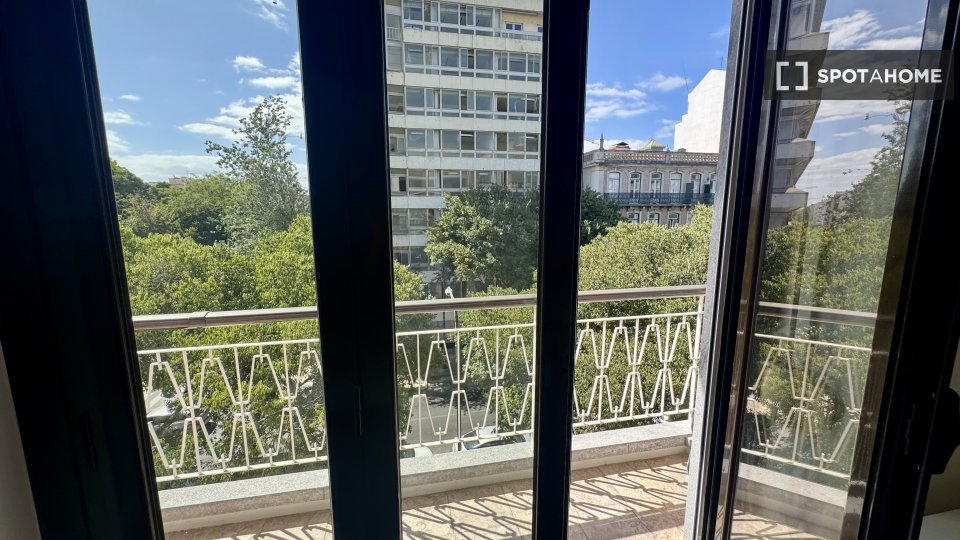 Double room Lisbon, 4 beds, 112m² — photo 13