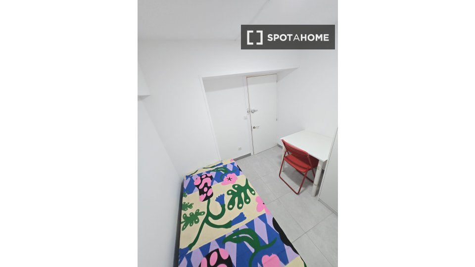 Double room Valencia, 5 beds, 85m² — photo 15