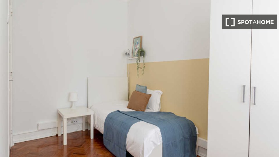 Double room Lisbon, 5 beds — photo 47