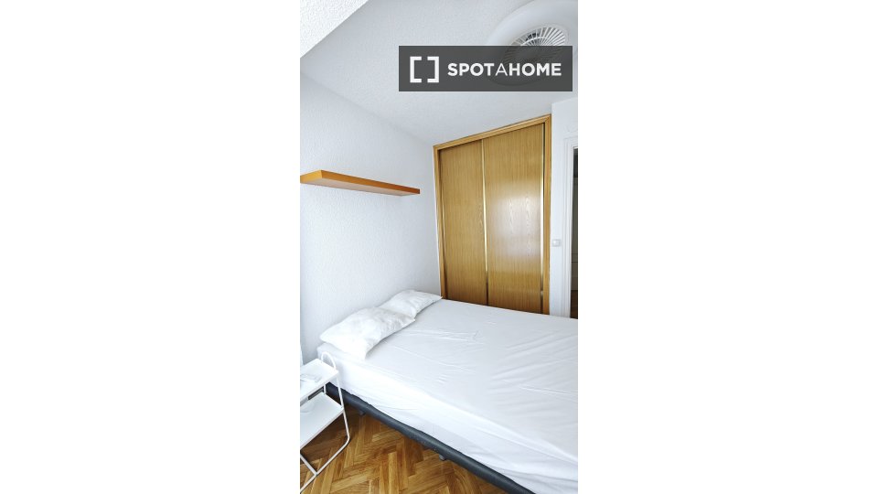 Double room Madrid, 1 bed — photo 8