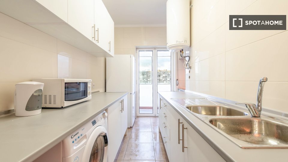 Double room Lisbon, 3 beds, 73m² — photo 16