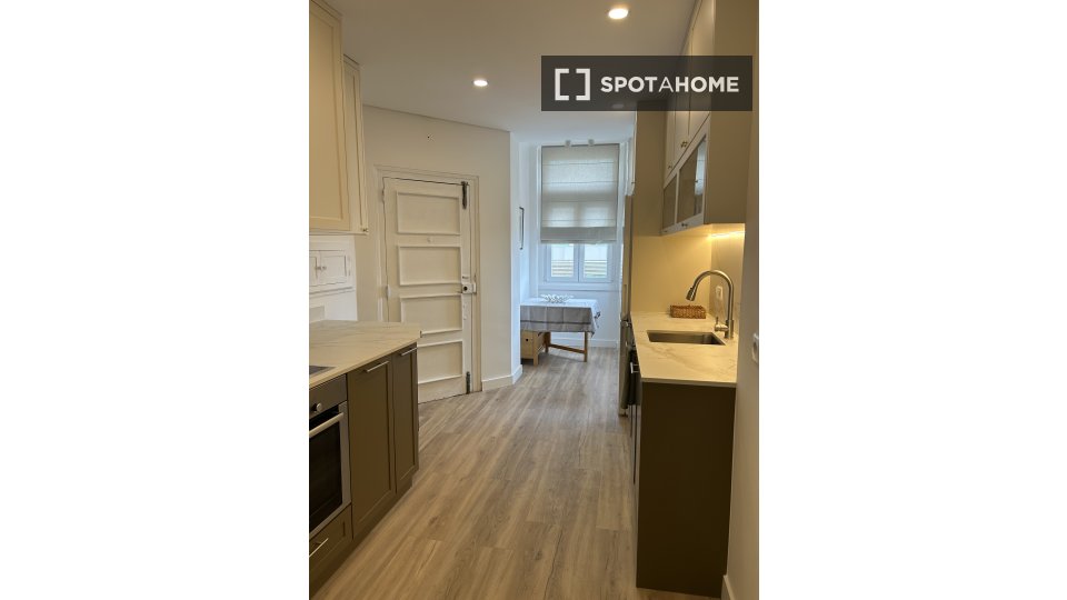 Apartment Lisbon, 2 beds, 83m² — photo 12
