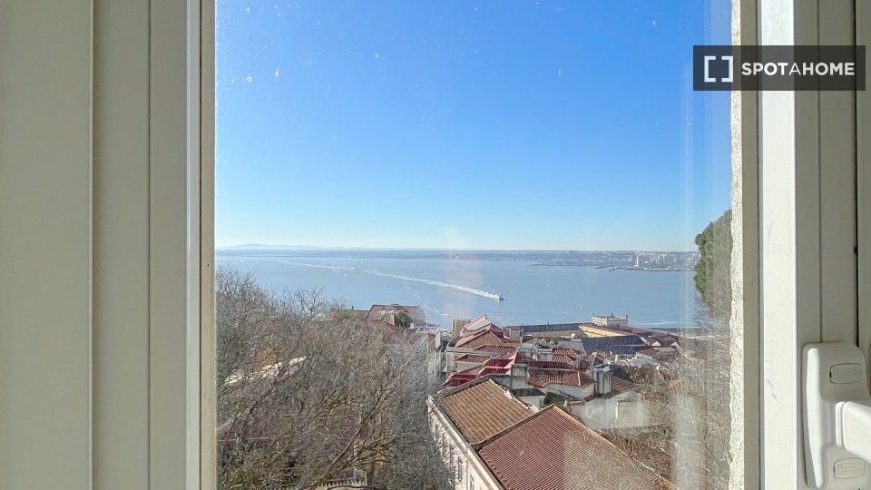 Apartment Lisbon, 2 beds, 71m² — photo 2