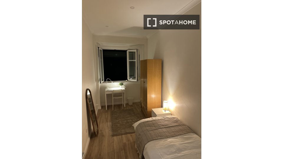 Double room Lisbon, 5 beds, 12345m² — photo 1