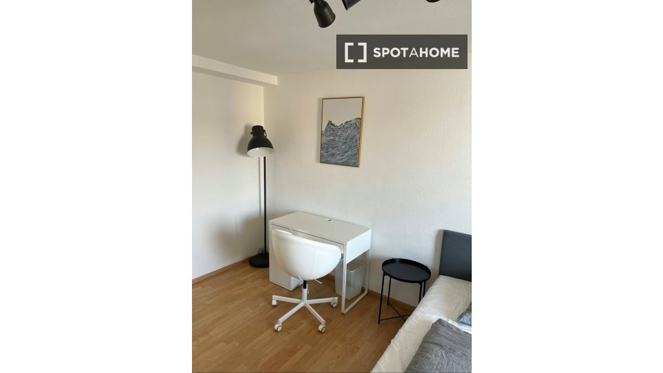 Double room Stuttgart, 3 beds, 80m² — photo 1