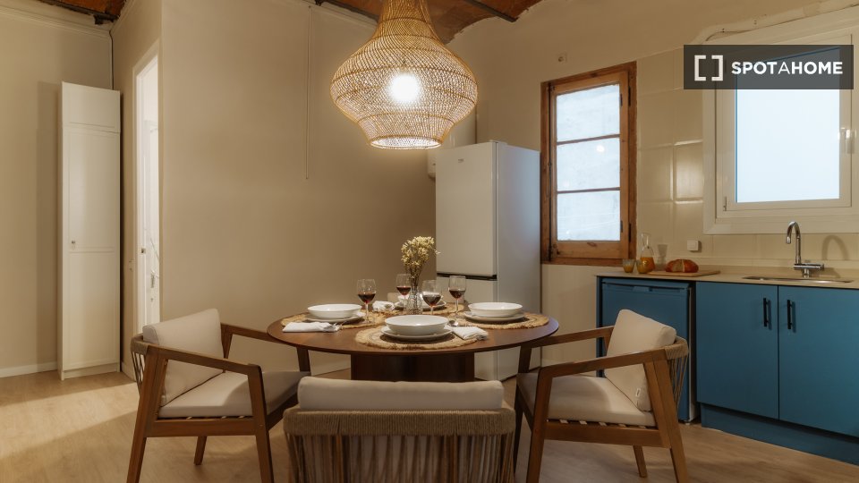 Double room Barcelona, 3 beds, 90m² — photo 2