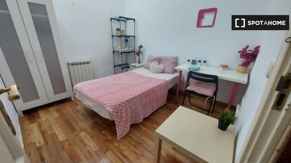 Double room Madrid, 7 beds, 180m² — photo 3