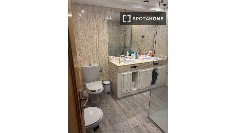 Double room Barcelona, 3 beds, 70m² — photo 10