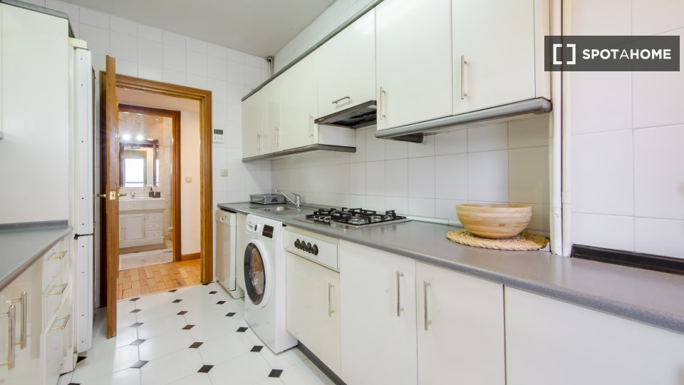 Double room Madrid, 7 beds, 135m² — photo 7