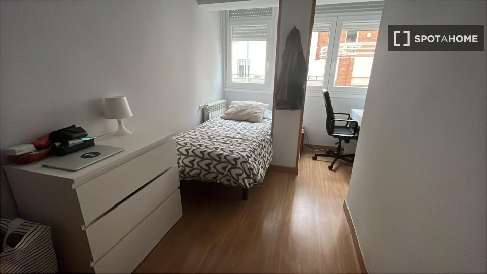 Double room Madrid, 3 beds, 75m² — photo 9