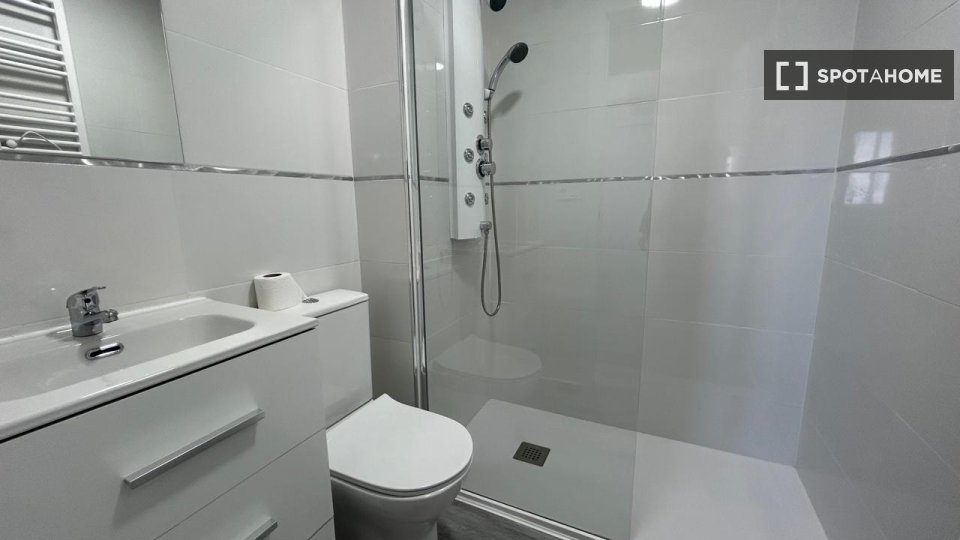 Double room Madrid, 5 beds — photo 3