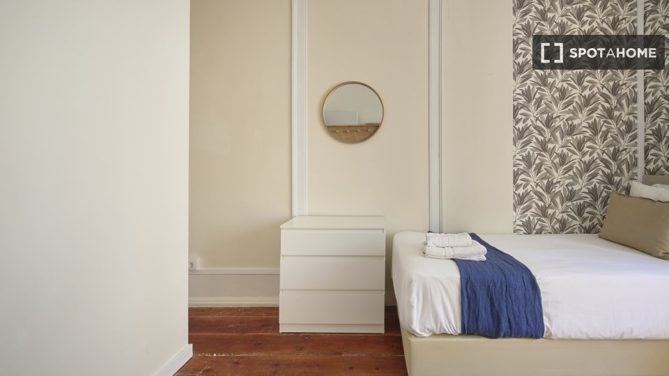 Double room Lisbon, 3 beds — photo 16