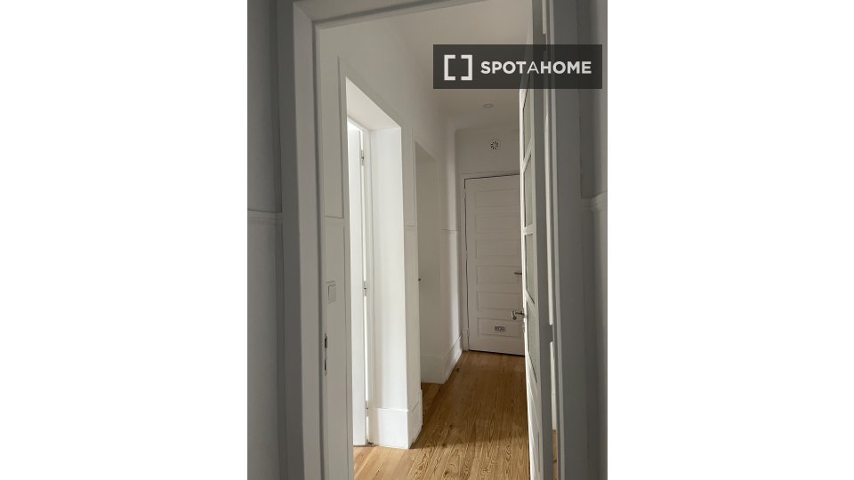 Double room Lisbon, 4 beds, 15m² — photo 9